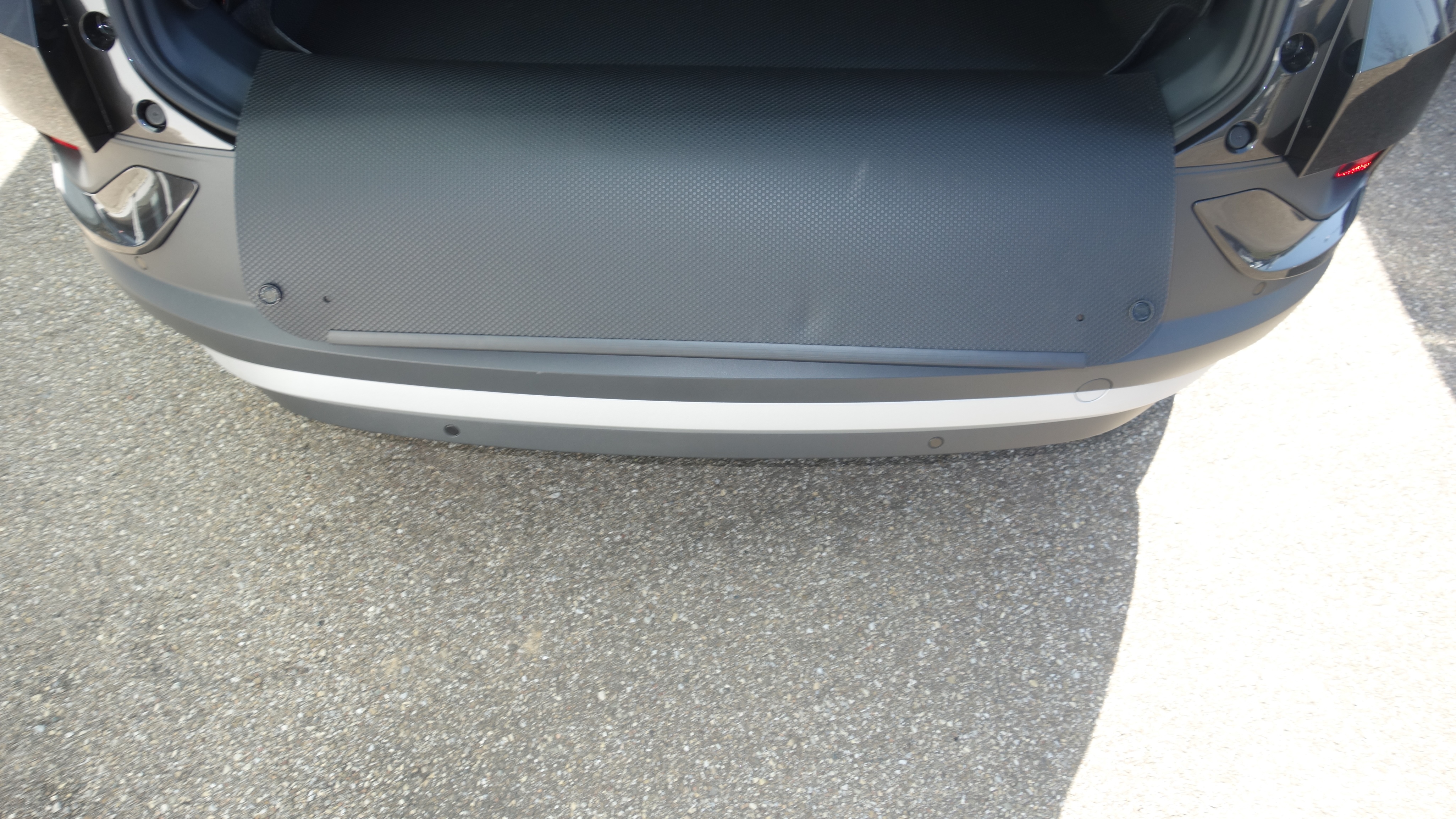 Kofferraumschutz VW ID.4 schützt rundum den Kofferraum und die Stoßstange sowie hochgestellt die heckklappe von innen