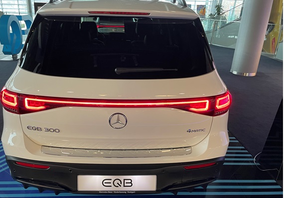 Ein Kofferraumschutz mit Ambiente für Mercedes EQB