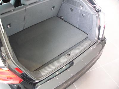 Innerhalb von Sekunden klappen Sie Ihren Kofferraumschutz zu einer hochwertigen Kofferraummatte zusammen.