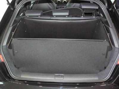 Beim Modell L11 klappen Sie die Rücksitze Ihres Audi A3 Sportback um und entfalten Sie den Kofferraumschutz bis zum Fahrersitz. Sie können jetzt lange, schwere, sperrige, spitze, schmutzige Gegenstände transportieren