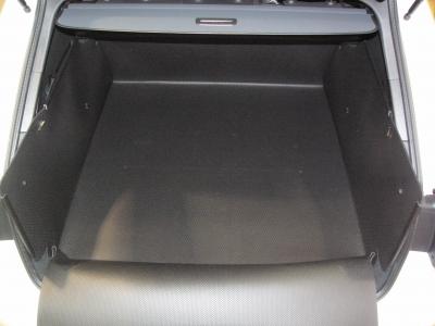 Aus einer Kofferrumbodenmatte für Audi A4 Avant können Sie blitzschnell Ihren stabilen Kofferraumschutz entfalten, der Ihnen zum Transport  Ihres triefenden Hundes oder schwerer, spitzer, schmutziger Gegenstände bereit steht. Keine Kratzer, kein Schmutz!