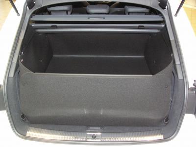 Mit hochgeklapptem Stoßstangenschutz bekommen Sie eine wasserdichte Wanne, der vor der  Heckklappe Ihres  Audi A4 Avant wie ein Schild steht und sie vor Verschmutzung und Beschädigung schützt, falls ungesicherte Gegenstände entgegen geschleudert werden.