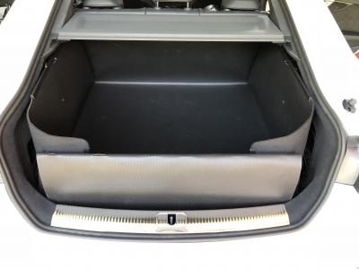 Die Rücksitze Ihres Audi A5 Sportback bleiben aufrecht, Ihr Kofferraumschutz L11 wurde in der ersten Gebrauchsstellung aufgestellt und gleicht dem Modell M00, Sie können Ihren Hund und Ihre Fahrgäste mitnehmen.