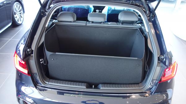 TIEF: Der Kofferraumschutz für Audi A1 mit tiefem Boden wird innerhalb von Sekunden zu einer strapazierfähigenund wasserdichten Kofferraumwanne.