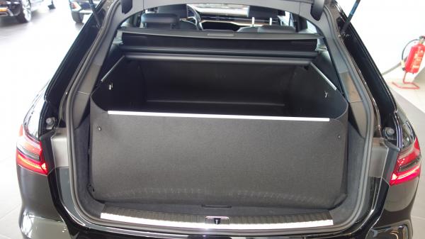 Audi A6 Avant bekommt mit hochgestelltem Stoßstangenschutz optisch und funktional eine erstklassige Kofferraumwanne