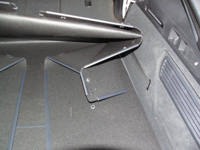 Den inhaenger in den Kofferraum einlegen, Seiten hochklappen