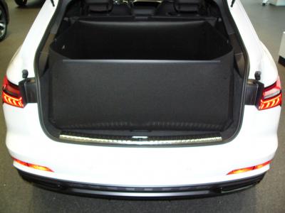 Stoßstangenschutz hochgeklappt, Magnete zugeschnappt; es entsteht eine 100%wasserdichte Kofferraumwanne