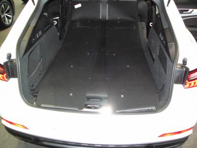 Klappen Sie die Rücksitze herunter, entfalten Sie den Kofferraumschutz bis zum Fahrersitz