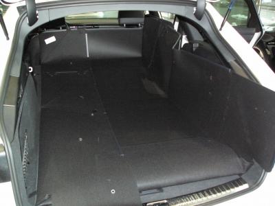 Klappen Sie die rechte Seite hoch, dann die Linke; Sie erhalten einen 175 cm langen Laderaumschutz.