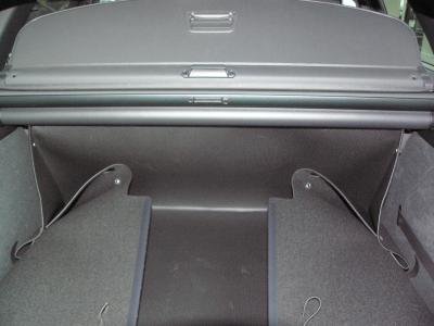 Aus einer Bodenmatte wird blitzschnell ein formstabiler Kofferraumschutz.