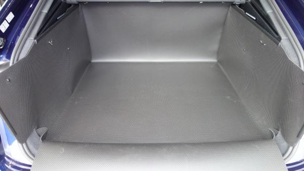 Absolut wasserdichter Kofferraumschutz für Audi Q8 sucht seinesgleichen. Wasserdicht und mit integriertem Stoßstangenschutz!