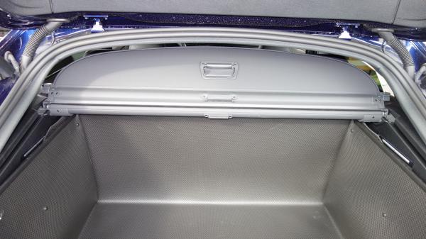 Die Rückenlehne hat einen robusten Schutz bis nach oben. Audi Q8 bekommt einen Schutz, der eigentlich zur Erstaustattung gehört.