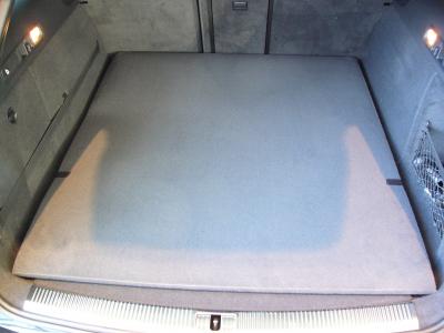 Der Kofferraumschutz für Audi A6 Avant wird innerhalb von Sekunden zu einer strapazierfähigen Kofferraumbodenmatte zusammengeklappt.