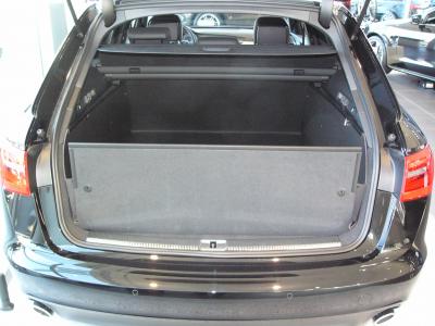 Mit hochgeklapptem Stoßstangenschutz bekommen Sie eine wasserdichte Wanne, der vor der  Heckklappe Ihres  Audi A6 Avant wie ein Schild steht und sie vor Verschmutzung und Beschädigung schützt, falls ungesicherte Gegenstände entgegengeschleudert werden.