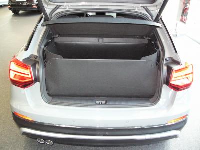 Mit hochgeklapptem Stoßstangenschutz bekommen Sie eine wasserdichte Wanne, der vor der  Heckklappe Ihres  Audi Q2 wie ein Schild steht und sie vor Verschmutzung und Beschädigung schützt, falls ungesicherte Gegenstände entgegengeschleudert werden.
