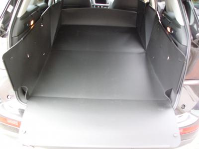 Beim Modell L11 klappen Sie die Rücksitze Ihres Audi Q5 um und entfalten Sie den Kofferraumschutz bis zum Fahrersitz. Sie können jetzt lange, schwere, sperrige, spitze, schmutzige Gegenstände transportieren.