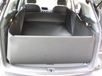 Nach dem sicheren Laden des Transportguts in den Laderaum Ihres Audi Q5, stellen Sie den Stoßstangenschutz hoch, lassen Sie die Magnete zuschnappen und Sie haben einen professionellen Transporter.