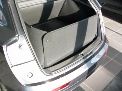 -	Mit hochgeklapptem Stoßstangenschutz bekommen Sie eine wasserdichte Wanne, der vor der  Heckklappe Ihres  Audi Q5 wie ein Schild steht und sie vor Verschmutzung und Beschädigung schützt, falls ungesicherte Gegenstände entgegengeschleudert werden.