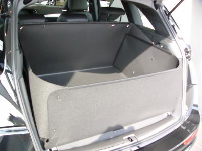 Der hochgeklappte Stoßstangenschutz schützt die Heckklappe von Audi Q5 während der Fahrt vor Verschmutzung und Beschädigung wie ein Schild, falls ungesicherte Gegenstände im Kofferraum  gegen die Heckklappe geschleudert werden.