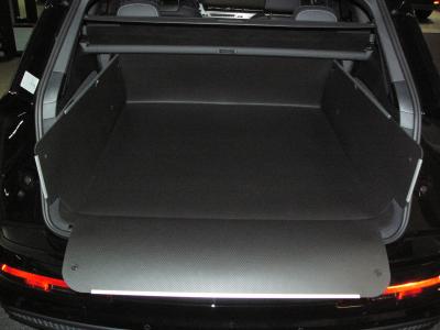 Aus einer Kofferrumbodenmatte für Audi Q7 können Sie blitzschnell Ihren stabilen Kofferraumschutz entfalten, der Ihnen zum Transport  Ihres triefenden Hundes oder schwerer,  schmutziger Gegenstände bereit steht. Keine Kratzer, kein Schmutz!