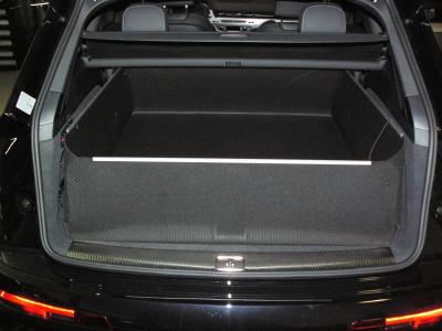 Mit hochgeklapptem Stoßstangenschutz bekommen Sie eine wasserdichte Wanne, der vor der  Heckklappe Ihres  Audi Q7 wie ein Schild steht und sie vor Verschmutzung und Beschädigung schützt, falls ungesicherte Gegenstände entgegengeschleudert werden.