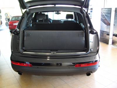 Mit hochgeklapptem Stoßstangenschutz bekommen Sie eine wasserdichte Wanne, der vor der  Heckklappe Ihres  Audi Q7 wie ein Schild steht und sie vor Verschmutzung und Beschädigung schützt, falls ungesicherte Gegenstände entgegengeschleudert werden.