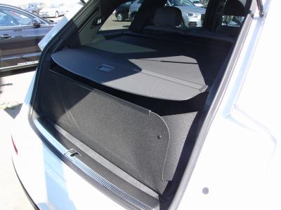 Die Rücksitze Ihres Audi Q7 bleiben aufrecht, Ihr Kofferraumschutz L11 wurde in der ersten Gebrauchsstellung aufgestellt und ist in dieser Stellung gleich mit dem Modell M00, Sie können das Abdeckrollo zuziehen oder Ihren Hund und Ihre Fahrgäste mitnehmen