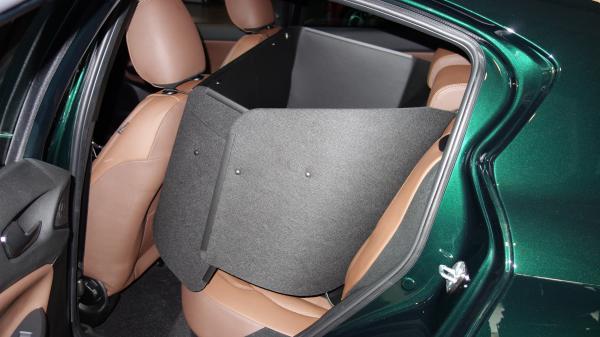Hundebox für die Rückbank von Alfa Romeo Giulietta, Einstiegklappen links.