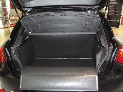 Nicht nur der Boden und die Wände werden fensterhoch geschützt, sondern auch ganz verlässlich die Stoßstange Ihrer Giulietta.