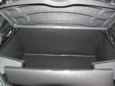 Der hochgeklappte Stoßstangenschutz schützt die Heckklappe von Giulietta während der Fahrt vor Verschmutzung und Beschädigung wie ein Schild, falls ungesicherte Gegenstände im Kofferraum  gegen die Heckklappe geschleudert werden.