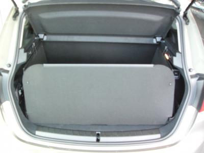 Mit hochgeklappter 4.Wand bekommen Sie eine wasserdichte Wanne, die vor der  Heckklappe Ihres  BMW 2er Active Tourer wie ein Schutzschild steht und sie vor Verschmutzung und Beschädigung schützt, falls ungesicherte Gegenstände entgegengeschleudert werden.
