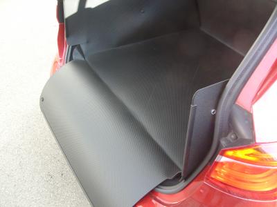 Aus einer Bodenmatte für BMW 2er Gran Tourer können Sie blitzschnell Ihren stabilen Kofferraumschutz entfalten, der Ihnen zum Transport  Ihres triefenden Hundes oder schwerer und scharfkantiger Gegenstände bereit steht. Keine Kratzer, kein Schmutz!