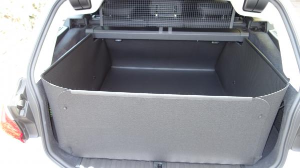 Mit hochgeklappter 4.Wand bekommen Sie eine wasserdichte Kofferraumwanne, die vor der  Heckklappe Ihres  BMW 3er Touring wie ein Schutzschild steht und sie vor Verschmutzung und Beschädigung schützt, falls ungesicherte Gegenstände herumfliegen sollten.