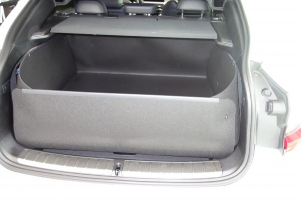 Den Stoßstangenschutz klappen Sie hoch und Sie haben eine 100% wasserdichte Kofferraumwanne für Ihren BMW X4