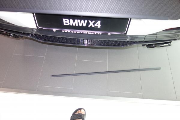 Stoßstangenschutz für BMW X4 ist ein verlässlicher Schutz beim Be- und Entladen.