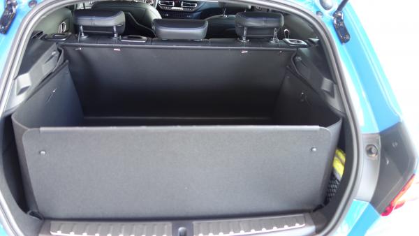 Mit hochgeklapptem Stoßstangenschutz bekommen Sie eine wasserdichte Wanne, der vor der  Heckklappe Ihres  BMW 1er wie ein Schild steht und sie vor Verschmutzung und Beschädigung schützt, falls ungesicherte Gegenstände entgegengeschleudert werden.