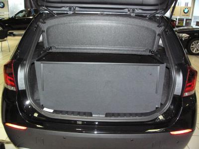 Mit hochgeklapptem Stoßstangenschutz bekommen Sie eine wasserdichte Wanne, der vor der  Heckklappe Ihres  BMW X1 als ein Schutzschild steht und sie vor Verschmutzung und Beschädigung schützt, falls ungesicherte Gegenstände entgegengeschleudert werden.
