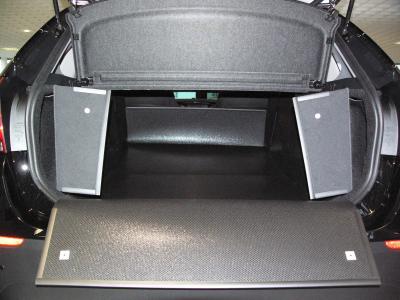 Beim Modell L11 klappen Sie die Rücksitze Ihres BMW X1 um und entfalten Sie einfach den Kofferraumschutz in der 2.Gebrauchsstellung bis zum Fahrersitz. Sie können jetzt lange, schwere, sperrige, spitze, schmutzige Gegenstände transportieren.