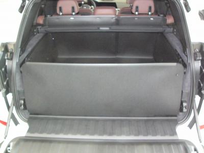 Die 4.Wand des Kofferraumschutzes inhaenger hochklappen, Magnete zuschnappen lassen und Sie haben eine wasserdichte Kofferraumwanne.