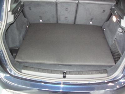 Der Kofferraumschutz für den BMW 2er Active Tourer wird innerhalb von Sekunden zu einer strapazierfähigen Kofferraumbodenmatte zusammengeklappt, auf die Sie aber auch Ihre sauberen Sachen legen können, z.B. Ihren Mantel.