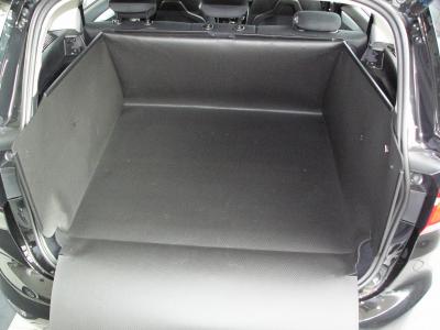 Die Rücksitze Ihres BMW 2er Gran Tourer bleiben aufrecht, Ihr Kofferraumschutz L11 wurde in der ersten Gebrauchsstellung aufgestellt und ist in dieser Stellung identisch mit dem Modell M00, Sie können Ihren Hund und Ihre Fahrgäste mitnehmen.