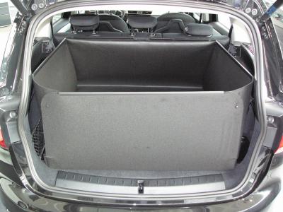 Kofferraumwanne für den BMW 2er Gran Tourer, fensterhoch und mit 100% Schutz für die Rückenlehnen auch in der 1. Gebrauchsstellung. Sie können den Kofferraumschutz in der 2.Gebrauchsstellung bis zum Fahrersitz entfalten.