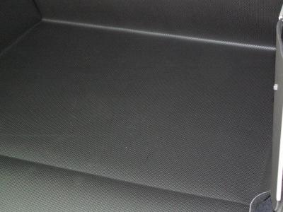 Alle Seitenwände und die Rückenlehne Ihres BMW X1 werden durch unseren Kofferraumschutz vor Verschmutzung und Beschädigung zuverlässig geschützt. Er ist hervorragend geeignet für den Transport Ihres auch triefenden Hundes.