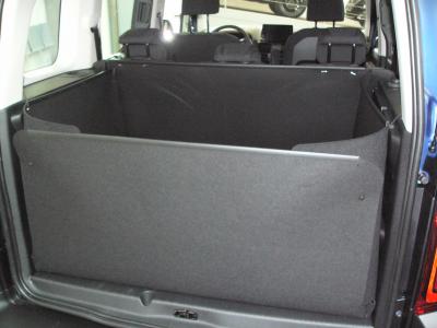 Stellen Sie die 4.Wand hoch, lassen Sie die Magnete zuschnappen, und Sie haben eine wasserdichte Kofferraumwanne mit einem Heckklappenschutz.