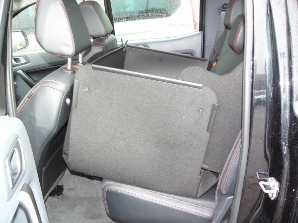 Ford Rangers  Schutz ist auch während des Auff- und Abspringen des Hundes voll gewährleistet