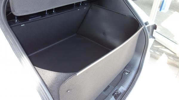 Ford Kuga, Kofferraumwanne ist ein besonders hoher Schutz auch für die Heckklappe