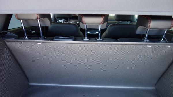 Die Rückenlehnen von Ford Kuga haben einen soliden Schutz, der unverwüstlich ist beim Transport Ihres Hundes