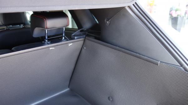 Kofferraumwanne Ford Kuga auch mit soliden Seitenwänden hervorragend geeignet zum Transport nicht nur Ihres Hundes.