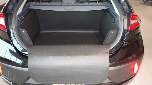 Diese besondere  Kofferraumwanne  können Sie auch, wenn Sie das Abdeckrollo von IONIQ nicht entfernen.