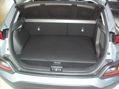 Wenn Sie einen aufgeräumten und sauberen Kofferraum haben möchten, falten Sie den Kofferrumschutz blitzschnell zu einer hochwertigen und strapazierfähigen Kofferraummatte zusammen